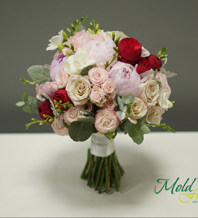 Букет невесты с пионами, кустовыми розами и фрезиями Фото 394x433